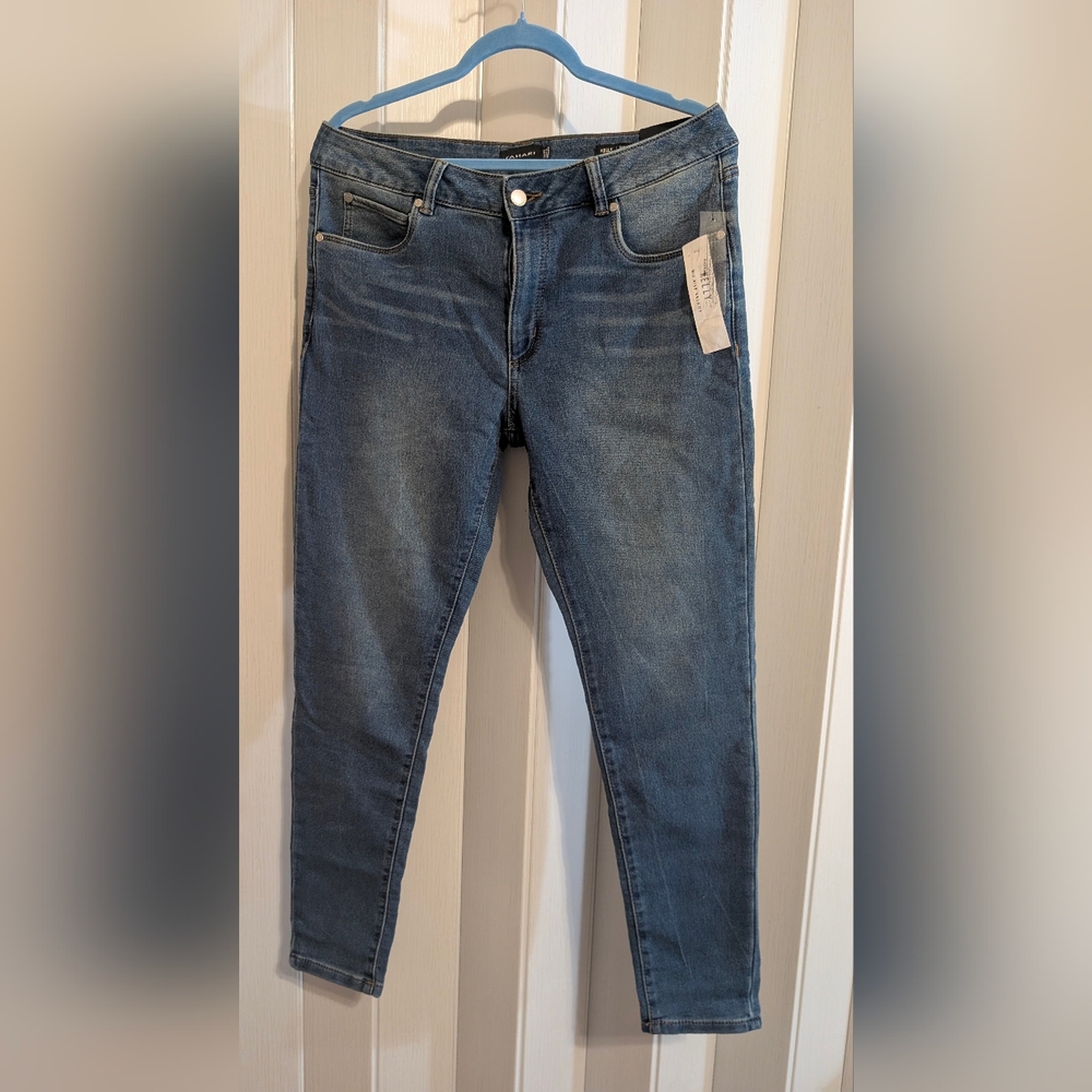 Tahari Women's Skinny Jeans in Blue. Size 14/32